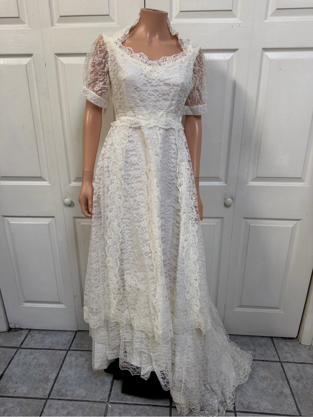 VTG Ivory Lace Bridal Gown Scalloped Neckline Short Sleeves Wedding Dress Sz 12